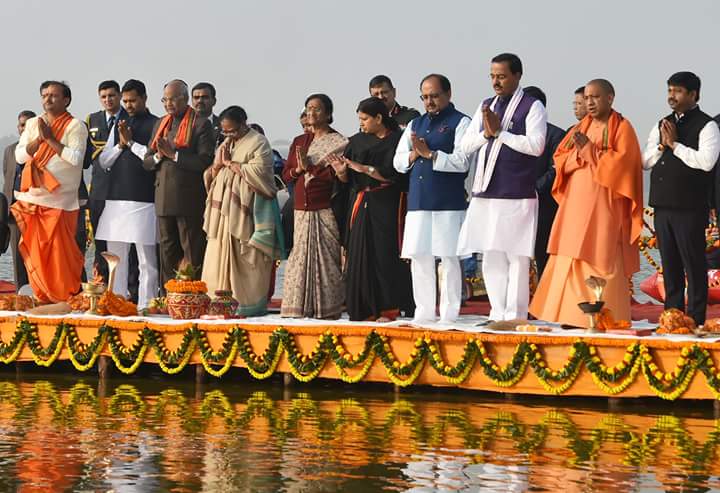 आज इलाहाबाद में संगम तट पर माननीय राष्ट्रपति श्री रामनाथ कोविंद जी, उप मुख्यमंत्री श्री केशव प्रसाद मौर्य जी, चिकित्सा व स्वास्थ्य मंत्री श्री सिद्धार्थनाथ सिंह जी, पर्यटन मंत्री श्रीमती रीता बहुगुणा जोशी जी व अन्य गणमान्यों के साथ गंगा आरती की।