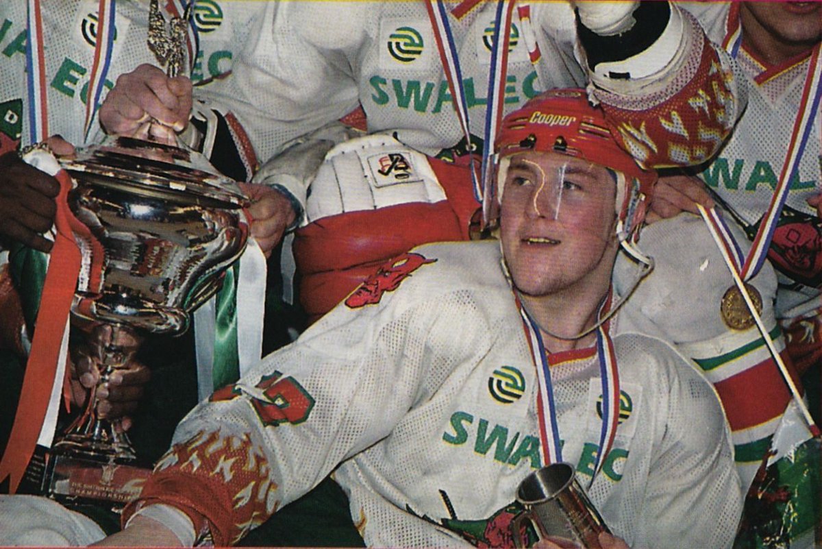Former <a href="/cardiffdevils/">Cardiff Devils</a> <a href="/steelershockey/">TriggerHub Sheffield Steelers</a> <a href="/flamesicehockey/">Guildford Flames</a>, <a href="/bracknellbees/">Bracknell Bees</a> <a href="/jethockey/">AlcoMoto Slough Jets</a> <a href="/MKLightning/">LIGHTNING Mk</a> &amp; <a href="/BisonHockey/">Kyler Aberle</a> forward <a href="/nickchinn27/">Nick Chinn</a> talks of his 29 season UK hockey career  
On the #OldTimeHockeyUK Podcast right now!.
oldtimehockeyuk.com/NCTW