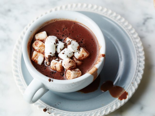 (Meksika Sıcak Çikolata Tarifi) - Buğulu camın kenarında oturup bir fincanını yudumlamak, bırakın sizi uzaklara götürsün. Hafif serinliği hissederken her yudumunda içinizi... - yemekmektebi.com/meksika-sicak-…