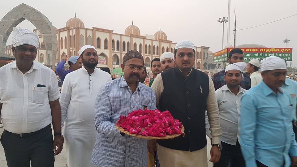 narendra_anna's tweet photo. नागपुर में सभी भाईयों के साथ दरगाहें हफ़्ते अक्लिम हज़रत बाबा ताज़ुद्दीन र.अ. व हज़रत सय्यद राजबाग सवार (राजा बक्शा) की मज़ार पर फ़ुल और चादर पेश कर ज़ियारत कर देश में अमन और शान्ति के लिए दुवाए मांगी.. https://t.co/ffA8fDnh4a
