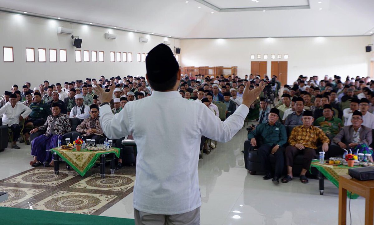 Apa caption yang tepat untuk foto ini ya? 
#panglimasantri  memimpin nyanyi apa pidato ya? Heuheuheu