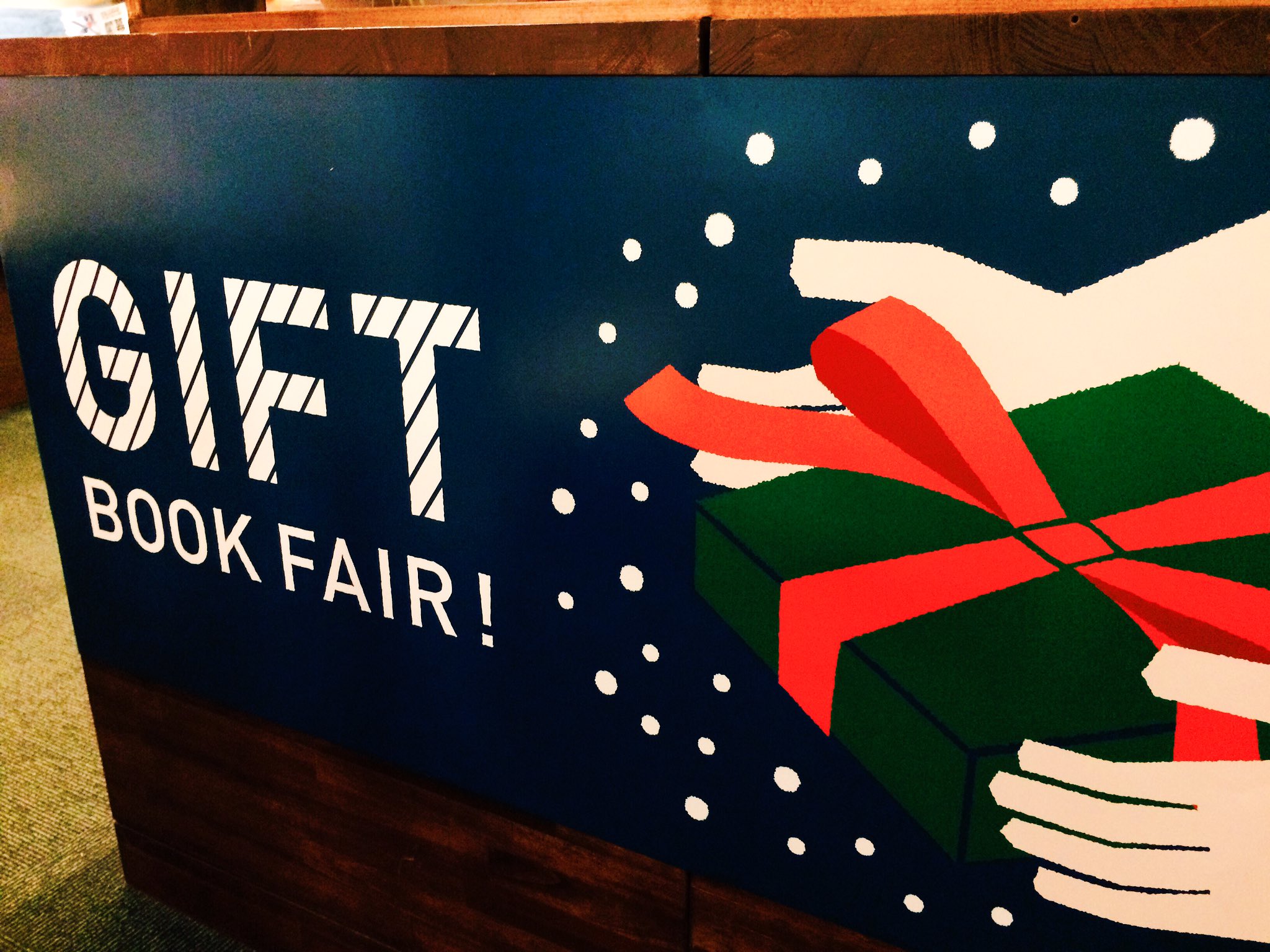 スタンダードブックストア Giftbook Fair いよいよ佳境に入ってまいりました 本日1冊目はパウロ コエーリョ の アルケミスト と 星の巡礼 の記念特装版のご紹介です 物語としておもしろいだけではなく 名言 教訓がつまっている何度も何度も