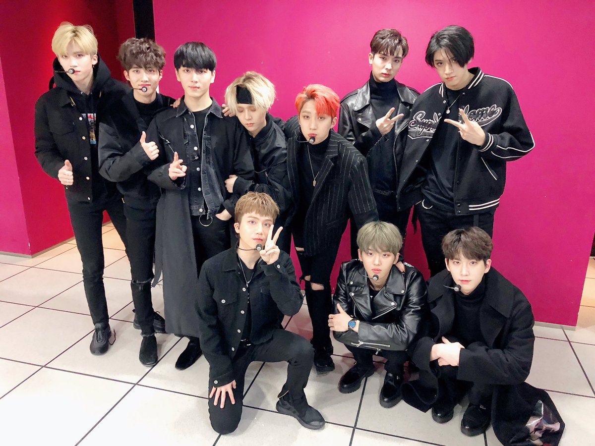 CUBE_PTG's tweet photo. [📷] 20171216 @ 쇼!음악중심
#RUNAWAY 🎶🎶🎶🎧 (던이 헤드폰 씌워주실 분..)

#펜타곤 #PENTAGON https://t.co/VPcUf1zvpH