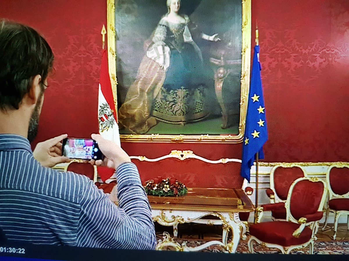 Witzig, wenn man von Stimmen aus dem Laptop geweckt wird. Die orf tvthek sendet auf dem beendeten Stream von gestern jetzt die Aufbau Arbeiten live aus der Hofburg 😂
#schwarzblau #Regierung #orf