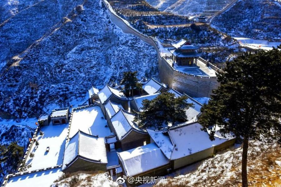 PDChina's tweet photo. With sun coming out after the snowfall, the Yanmenguan Pass, an ancient military stronghold and important section of the #GreatWall, presents a spectacular scenery combined with blue sky and green mountain https://t.co/WU6fxbjNkL