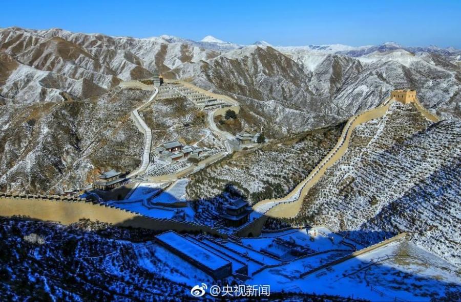 PDChina's tweet photo. With sun coming out after the snowfall, the Yanmenguan Pass, an ancient military stronghold and important section of the #GreatWall, presents a spectacular scenery combined with blue sky and green mountain https://t.co/WU6fxbjNkL
