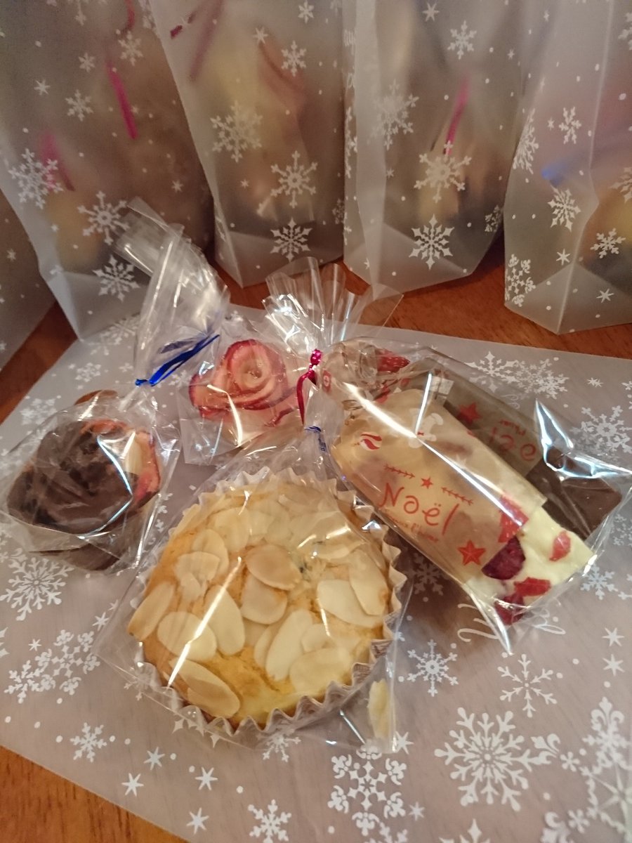 ちびくろ 今日は1日キッチンに 笑 常備菜やxmasのお菓子作った お菓子作り楽しい ラッピングも終わって出来上がり ๑ ㅂ و ﾗﾑﾚｰｽﾞﾝｹｰｷ 薔薇のｱｯﾌﾟﾙﾊﾟｲ ﾁｮｺ有 ﾁｮｺ無 ホワイトロッキーロード ｸﾗﾝﾍﾞﾘｰ チョコファッジバー の
