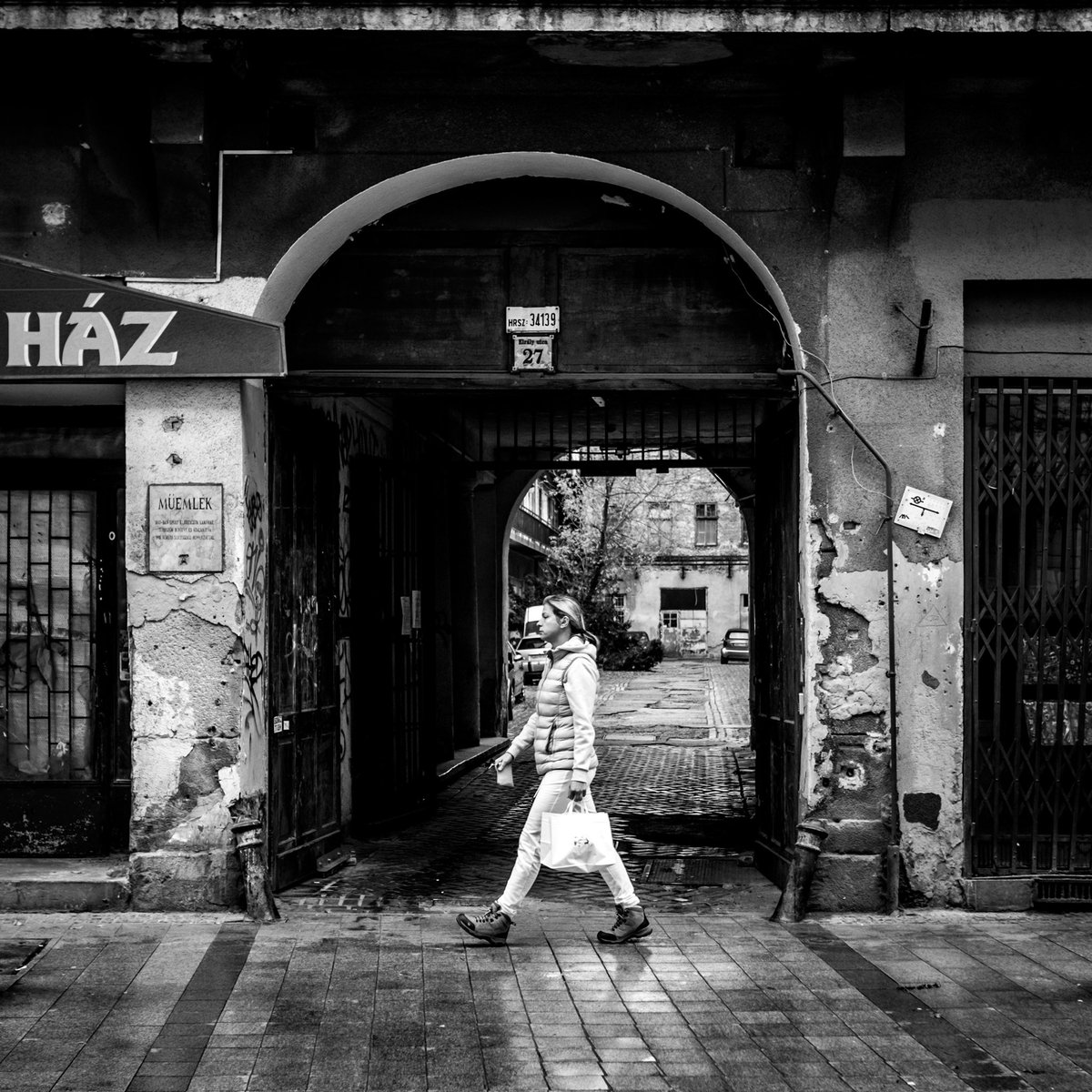 gaborimages's tweet photo. #streetphotography #streetsofbudapest #Budapest #fujifilm #xpro2 https://t.co/1HA2RIx8PK