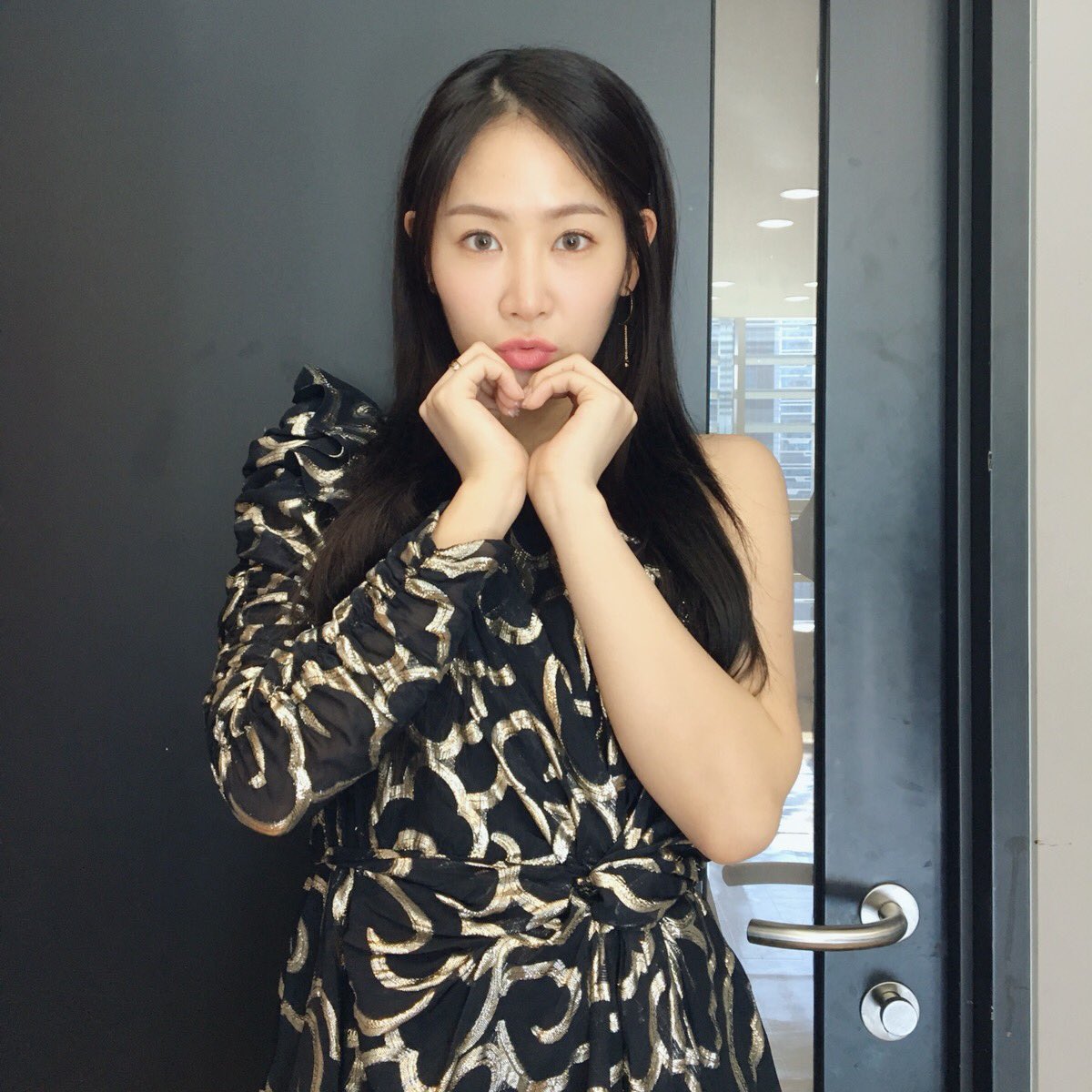 official_soyou's tweet image. [#SOYOU]
#MBC #쇼_음악중심 💕
#기우는밤 #너에게배웠어 무대 어떠셨나요? 큰 응원을 해준 팬여러분들 덕분에 무대를 무사히 마칠 수 있었던것 같아요😊 내일은 오늘 보다 더 추운 날씨니까 모두 따뜻하게 입고 오세요🤗
#인기가요 에서 만나요💝