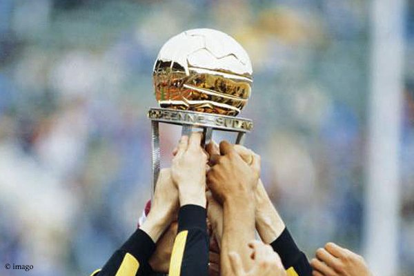 HistoriaCAP's tweet photo. Hoy se juega la Final del #MundialDeClubes. 
Peñarol fue 3 veces Campeón de la Copa Intercontinental, trofeo reconocido por @fifacom_es como Campeonato Mundial de Clubes 
🏆 1961
🏆 1966
🏆 1982 https://t.co/gcPWYBxHND