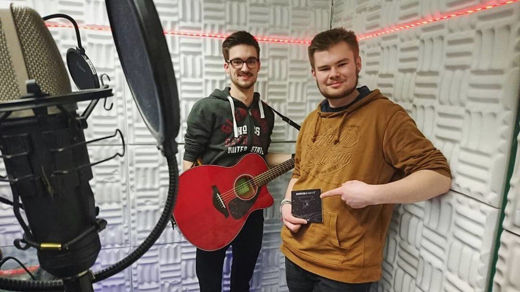 radiolunico's tweet photo. Am Donnerstag waren 2/5 der Band  @sleepless_nights_wtbg bei RadicalOnAir zu Gast! Mit dabei ihre neue EP "empty frame". Sendung gibts immer nachzuhören unter https://t.co/7jsFLmChpA
#radicalaudiopool #radicalonair #gemafreiemusik #campusradio #campusra… https://t.co/eWKwzpzmQ2 https://t.co/q64VVcpBjB