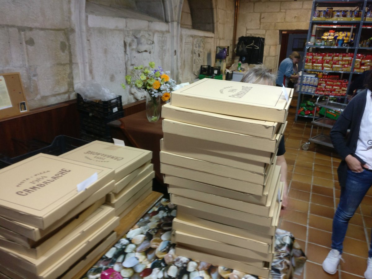 Ha faltado mucha gente apuntada al DevFest y es una pena, pero hemos buscado una salida a los sobrantes de comida y hemos donado gran parte de las pizzas a un comedor social 😉 #DevFestGal #NoTodoEsCodigo