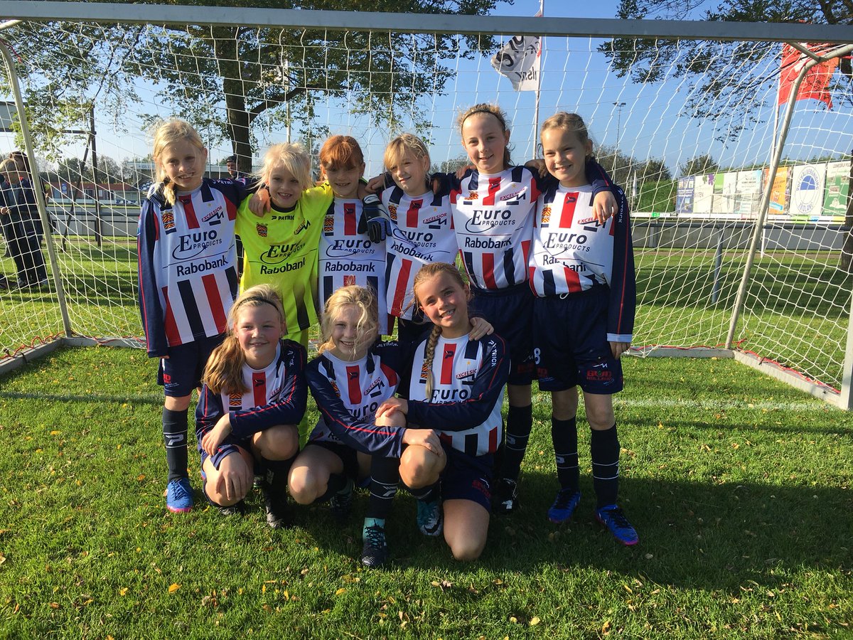 Onze meidenteam onder 11 heeft vandaag haar eerste overwinning geboekt. Met maar liefst 4-0 werd PPSC verslagen. Top gedaan meiden.
