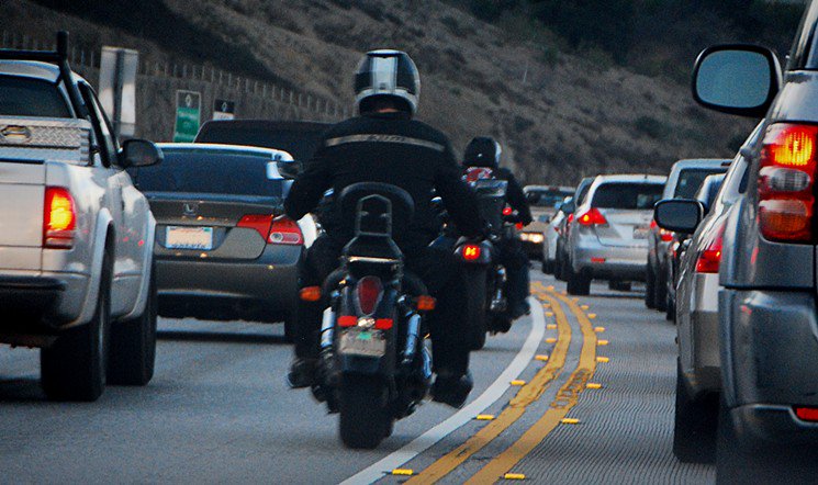 Should Motorcycles Be Allowed Between Lanes of Traffic in Arizona? Bill Says Yes 
| via <a href="/phoenixnewtimes/">Phoenix New Times</a> 
bit.ly/MotorcycleLane…