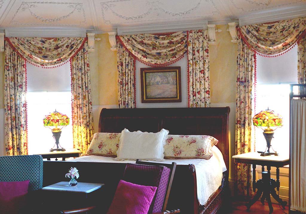 Reserve three nights for New Year's Eve in a room with a fireplace. Included in your room is a bottle of Korbel Champagne, chocolate covered strawberries, and two tickets for First Night Saratoga festivities. uniongables.com/rooms.htm
#SaratogaFirstNightHotel