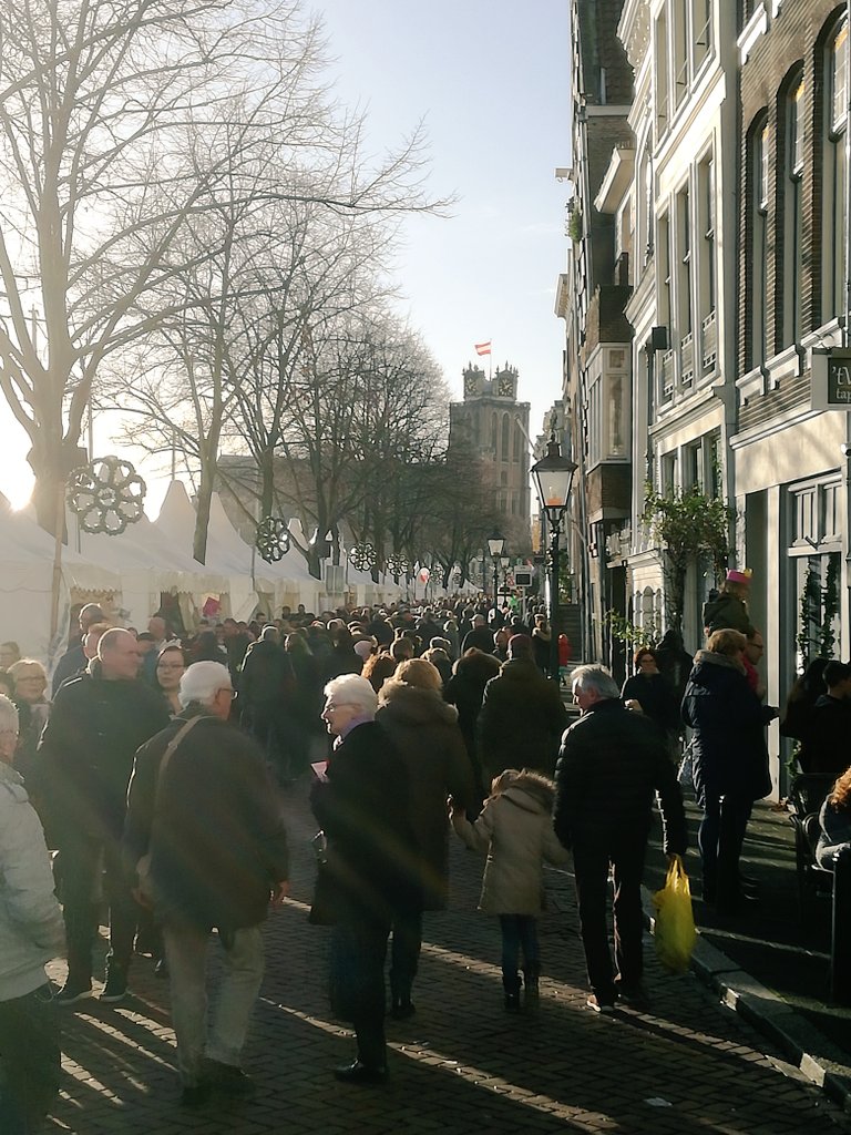 Gezellige drukte op de grootste (en leukste) #kerstmarkt van Nederland! Van harte welkom aan alle bezoekers. Iedereen ook vandaag weer veel plezier! #kerstmarktDordrecht
