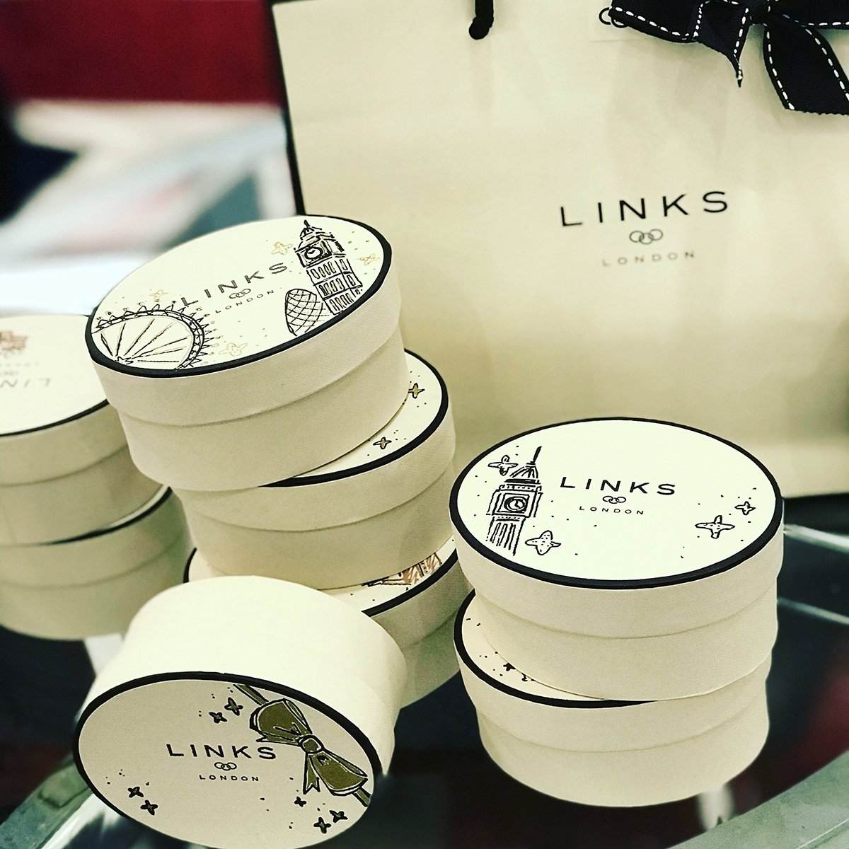 _illustrationX's tweet photo. #PersonalisedPackaging : @Links_of_London invite #VeronicaCollignon to personalise their packaging at a @Bloomingdales #holiday event #packaging #NewYork #Jewellery #icons #line #loose #sketches https://t.co/va71ii3cEO https://t.co/CsT8Y6dCUJ