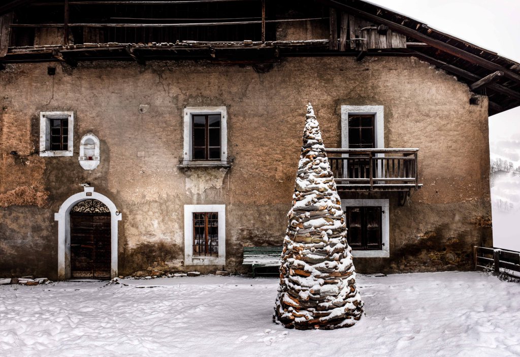calamaridibosco's tweet photo. Roots cone, art installation to Megève – Armel Soyer Alps https://t.co/j0wdFXLSCw https://t.co/lOnOamqdHR