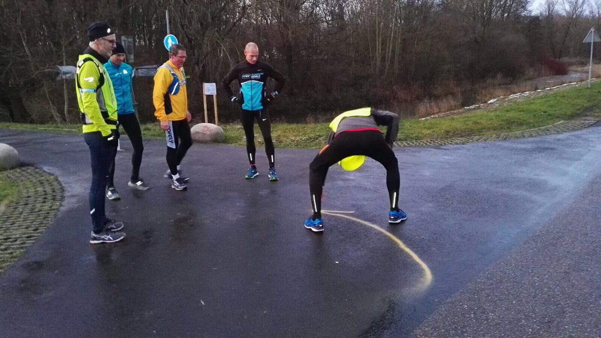 LoopgroepHoorn's tweet photo. Laatste voorbereidingen zijn getroffen @RWHoorn #nightrun #funloop #parcourverkenning https://t.co/pHc8nitn2B