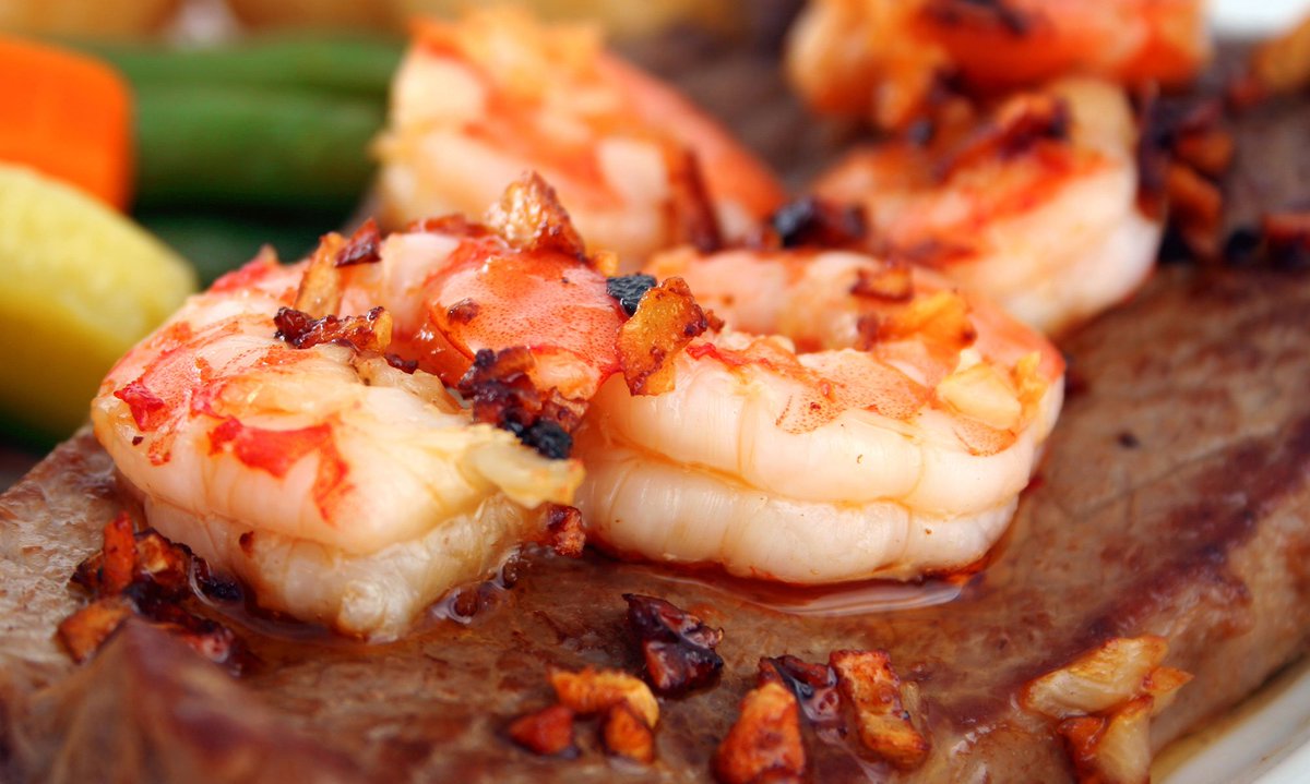 HardwickHall_'s tweet photo. @BarginGolfEquip Surf ‘n’ Turf Thursday Includes 2x 8oz Rump/Rib Eye Steak, Prawns &amp; bottle of House Wine of your choice. https://t.co/eCaknN7HlI https://t.co/U4fiTi9Okp