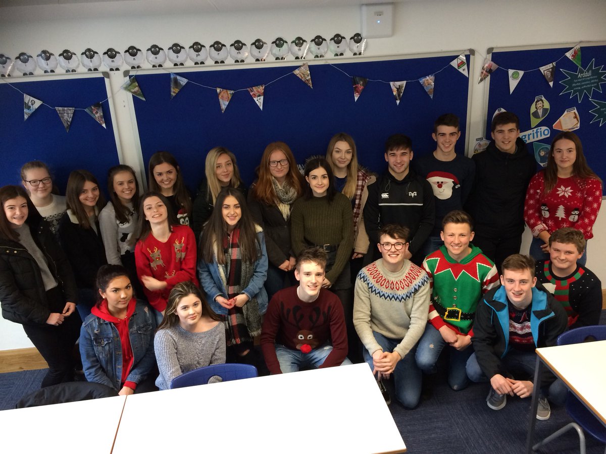 YsgolYstalyfera's tweet photo. Llongyfarchiadau i dim prif swyddogion a chapteiniaid ac arweinwyr llys 2018!  Diolch am eich cyfraniad ac edrych mlaen ir flwyddyn newydd! https://t.co/Qslfo5F1G2