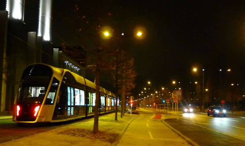 luxembourgize's tweet photo. The #JFKcyclepath was built alongside the new T1 @tram_luxembourg line on Kirchberg. It is fully separated (between road crossings) and bidirectional.
That concept will be applied to other segments of the still under construction tram line. https://t.co/lOTTTgxofu