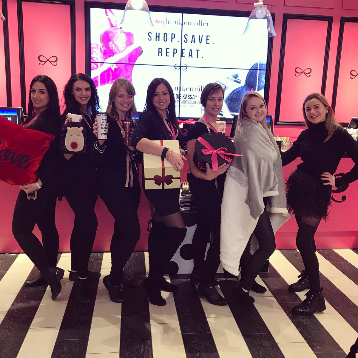 Ready to rumble🎀👊 2802 is ready for some crazy shero’s 🎄#christmasshopping #hkmfun <a href="/DensDominique/">Dominique Dens</a> <a href="/HeidiBeek/">Heidi van der beek</a> @Dimitri_HKM <a href="/P_Mountford/">Philip Mountford</a> <a href="/Heidi_2410/">Heidi</a>