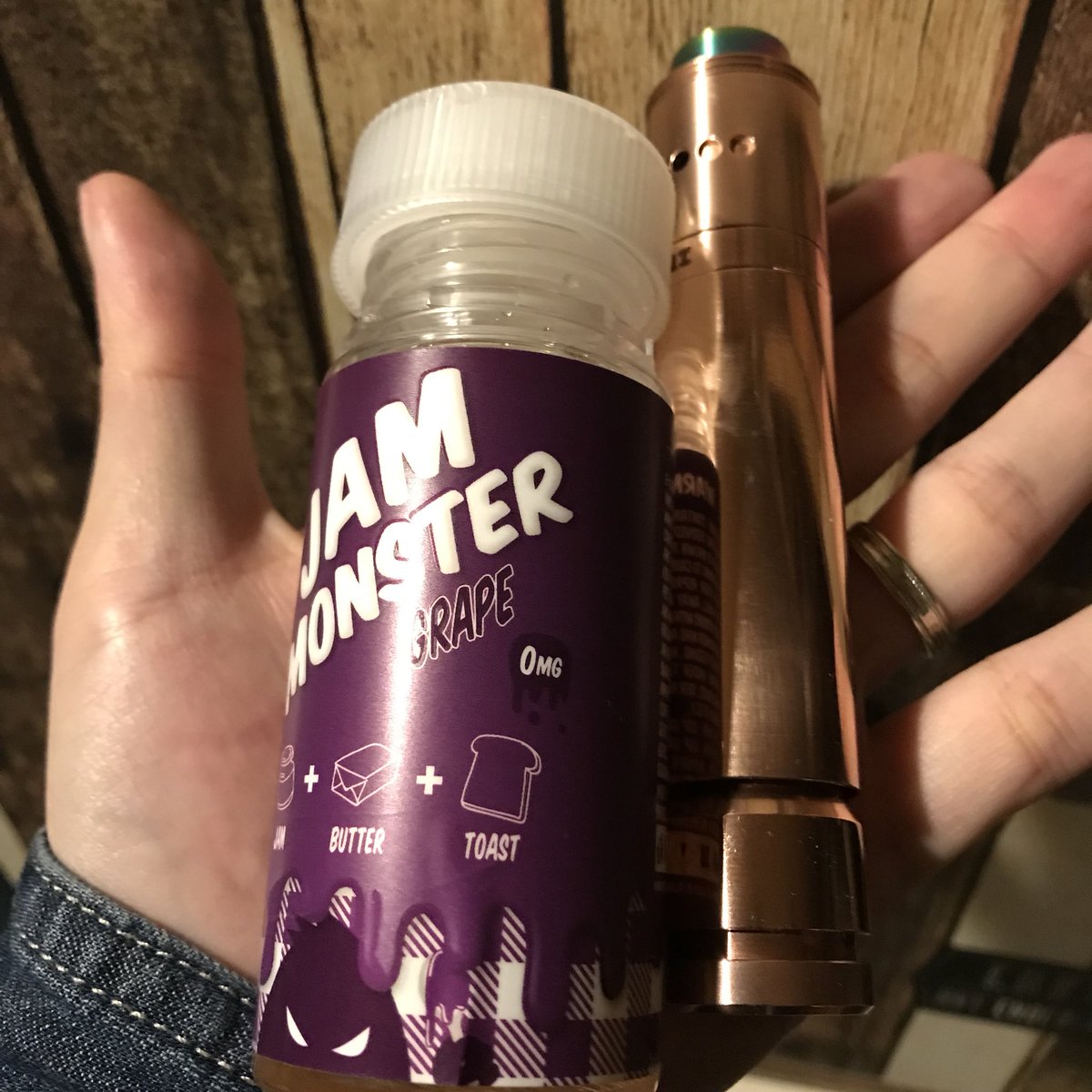 WAKENVAPEEEEE's tweet photo. 磨いてピッカピカ! #subzerox #vape #jammonster https://t.co/qAkRFJ5noS