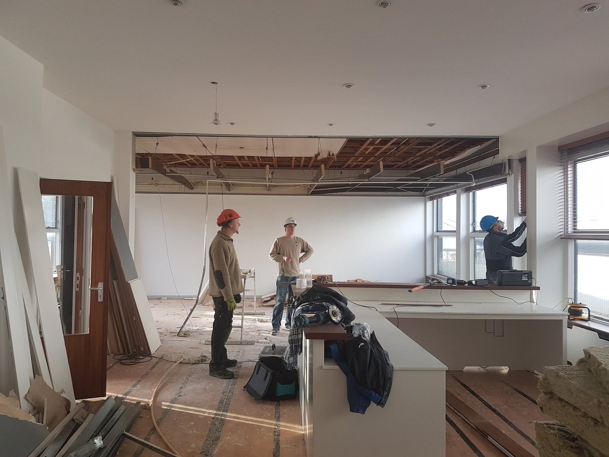 AAZeeland's tweet photo. Leden van aaz begonnen met sloopwerk op de nieuwe locatie. https://t.co/00k9EJynLj