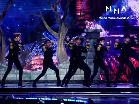 JBJ_cookie's tweet photo. JBJ의 [MMA X 1theK] JBJ 'Fantasy' 직캠 - 감상해보세요.  https://t.co/zvfYd0YhjH #Melon https://t.co/Y0q6gr5El4