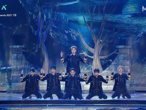 JBJ_cookie's tweet photo. JBJ의 [2017 MMA] JBJ - 축하공연 - 감상해보세요.  https://t.co/kSdFVCTPDt #Melon https://t.co/Lo4iBHs2Gk