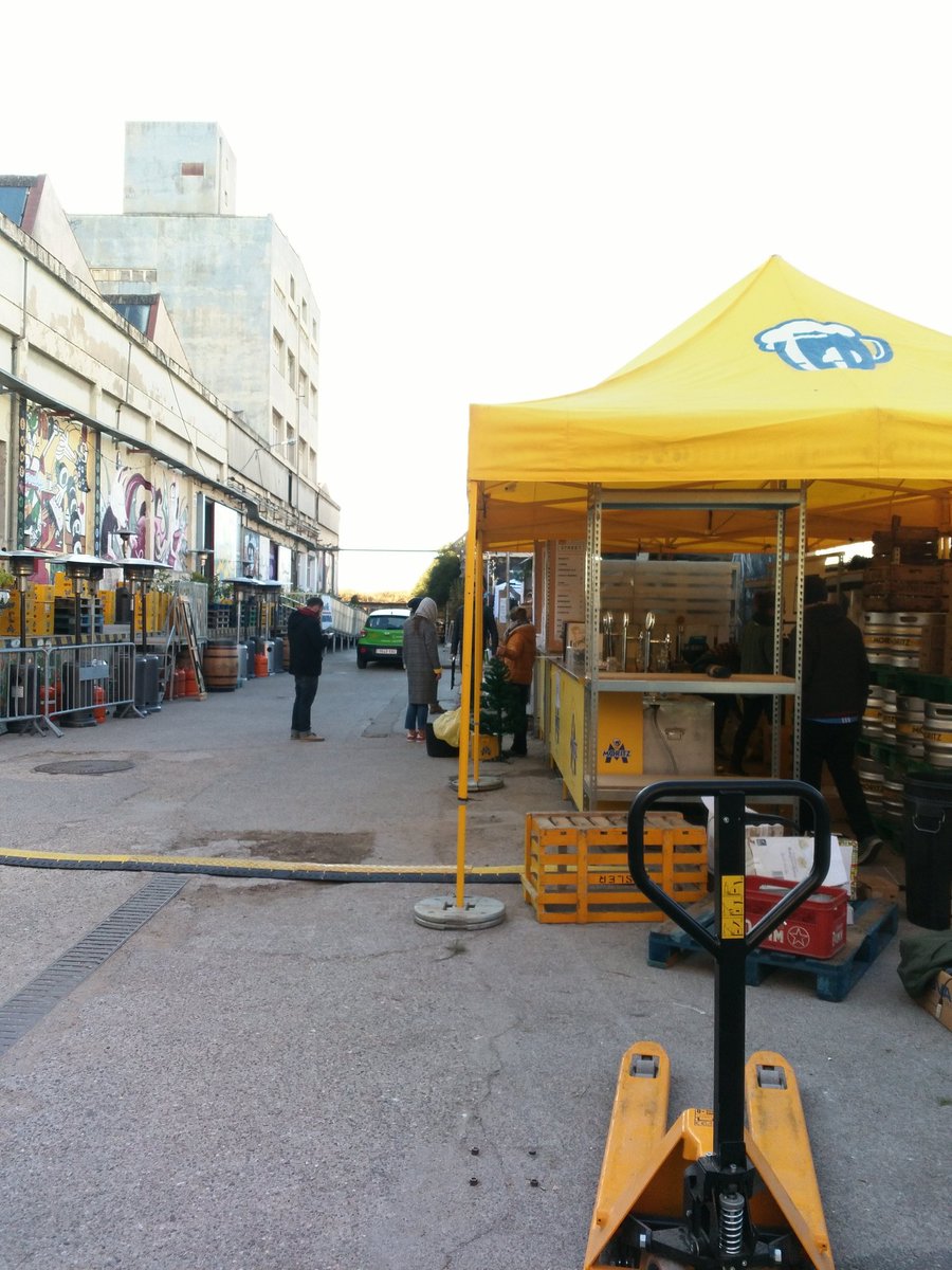 Building our stand at @Naubostik in great company! <a href="/EatStreetBCN/">Eat Street Barcelona</a> #streetfood #cheese #christmas