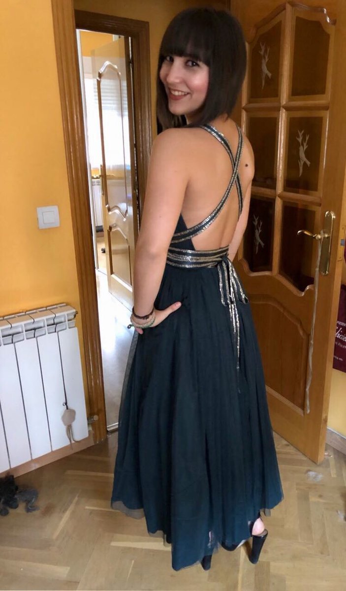 RoksK_'s tweet photo. Mi vestido de graduación triunfó ayer. La verdad es que todo el mundo iba muy formal y yo más de boda :’) https://t.co/FXUkNJ4SM6