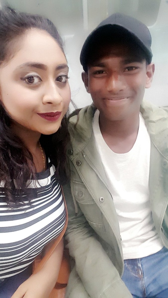 ShalsKrishaa's tweet photo. Deh thambi , rosemilk vaangi thaareanda ๐๐ #favbrother @BOiiHeROiSh https://t.co/Lxt7YQenZh