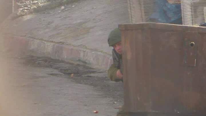 PalestineSocial's tweet photo. How coward is he?!
Deapite being fully armed, he's still afraid of unarmed Palestinians !
Picture taken in #Hebron , yesterday.
#Palestine 
#Jerusalem 
#JerusalemisTheCapitalofPalestine 
#جمعة_الغضب 
#انتفاضة_العاصمة 
#القدس_عاصمة_فلسطين 
#القدس_عاصمتنا https://t.co/t5E7aSCQoH