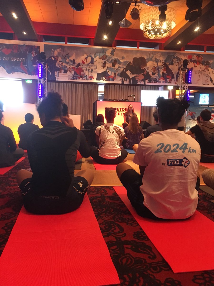 SarahOurahmoune's tweet photo. On commence la journée du bon pied aux @EtoilesduSport avec un réveil musculaire #yoga 👌🏼 https://t.co/JaaSeUjPnN