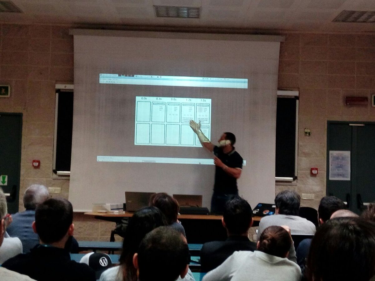 Tutt'uno con la sua proiezione, eccolo <a href="/lorenzoforti/">lorenzo forti</a> che racconta i fattori che incidono sulle #prestazioni di una pagina web #WCRM #WordCamp #WordCampRoma #WordPress