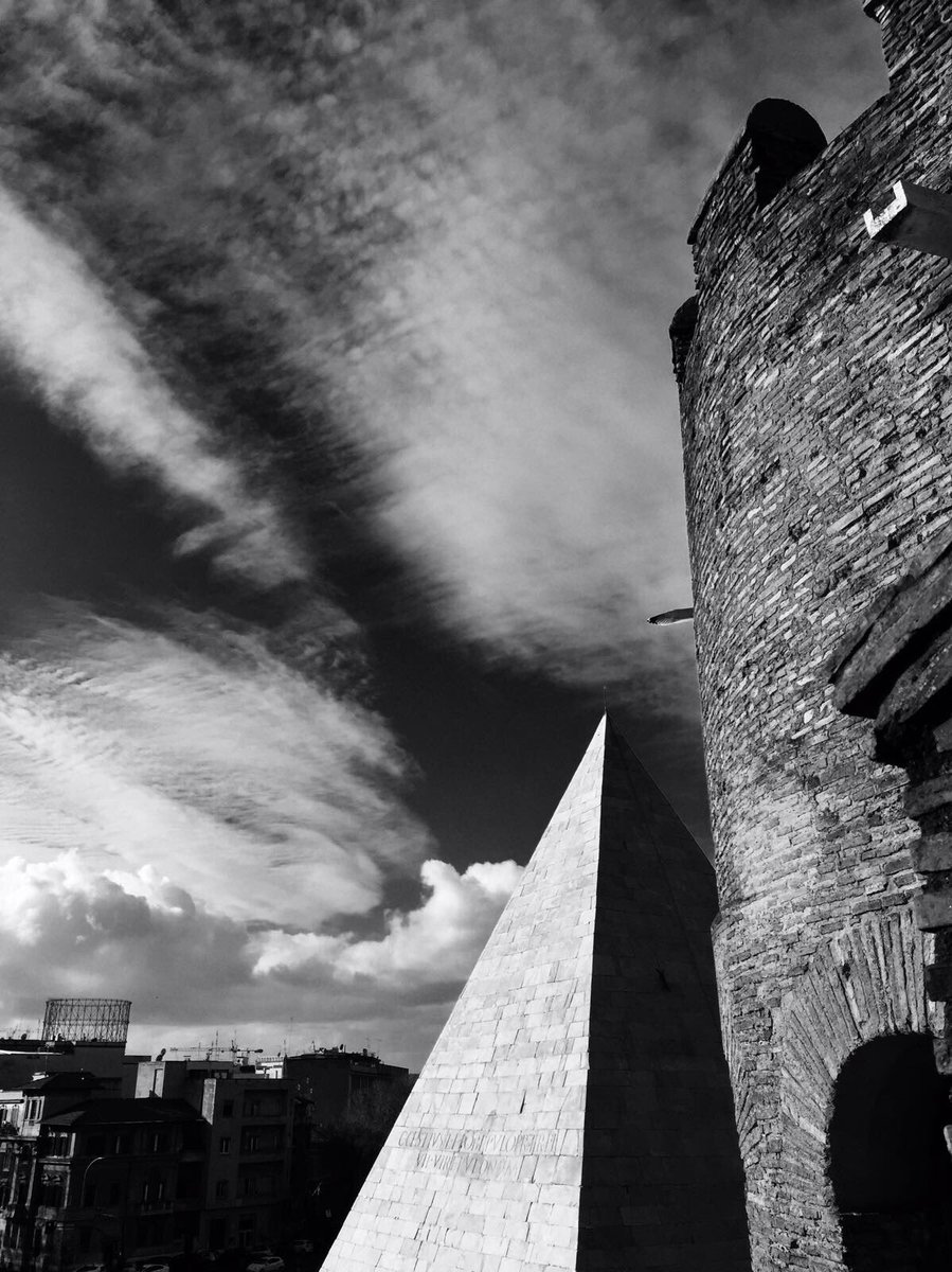 agta_guide's tweet photo. Poesie di bianchi e neri a #Piramide a #instameetingroma2017 per @Turismoromaweb @igersItalia @igerslazio @igersroma #BellaRoma #agtar4igers https://t.co/HZ3ROzgbfE