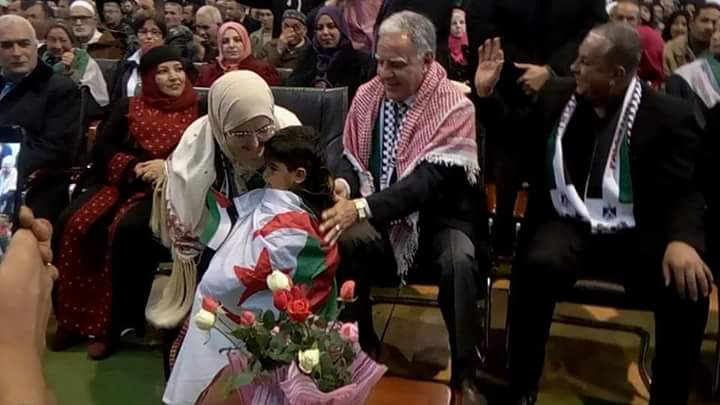 chirazzouid's tweet photo. والي ولاية #تيبازة #موسى_غلاي يشارك بالوقفة الاحتجاجية رفقة زوجة #السفير_الفلسطيني #القدس_عاصمة_فلسطين_الأبدية #القدس_عاصمتنا #فلسطين_عربية_من_النهر_للبحر #فلسطين_الحبيبة_ستتحرر #الجزائر #فلسطين https://t.co/h5wa4vaVKI