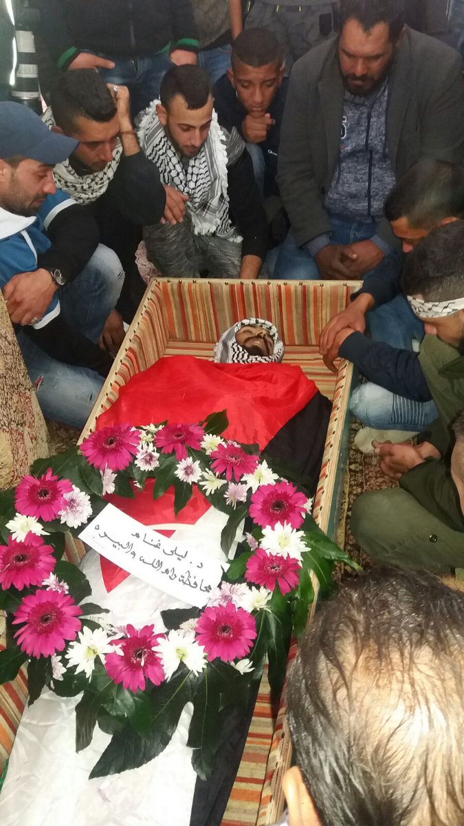 PalestineSocial's tweet photo. جابوا الشهيد .. جابوه،
جابوا العريس .. جابوه،
بعلم الثورة .. لفّوه،
يا فرحة إمه وأبوه ⁦❤️⁩
الشهداء إبراهيم ابو ثريا (غزة)، باسل إبراهيم (عناتا، القدس)، محمد عقل (بيت اولا، الخليل)، ياسر سكر (غزة)، الى مثواهم الأخير.
#فلسطين 
#انتفاضة_العاصمة
#القدس_عاصمتنا
#القدس_عاصمة_فلسطين https://t.co/OLcnJldaVb