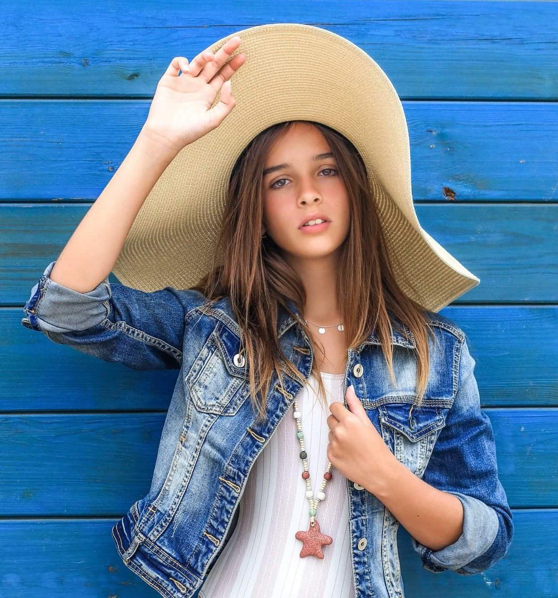 MariaQMCJ3's tweet photo. Blue Day 💙.....con mucha ilusión de presentar junto con @LukasMCJ3 el evento de hoy en Castellví
Outfit @FerrandizSol y foto #ushukids 💧
#merriers #fashionmodels #fashionkids #trifashion #castellvi #catalunya #solferrandiz #modateen #minimodels #iloviu ⏬ https://t.co/VpurxFdWod