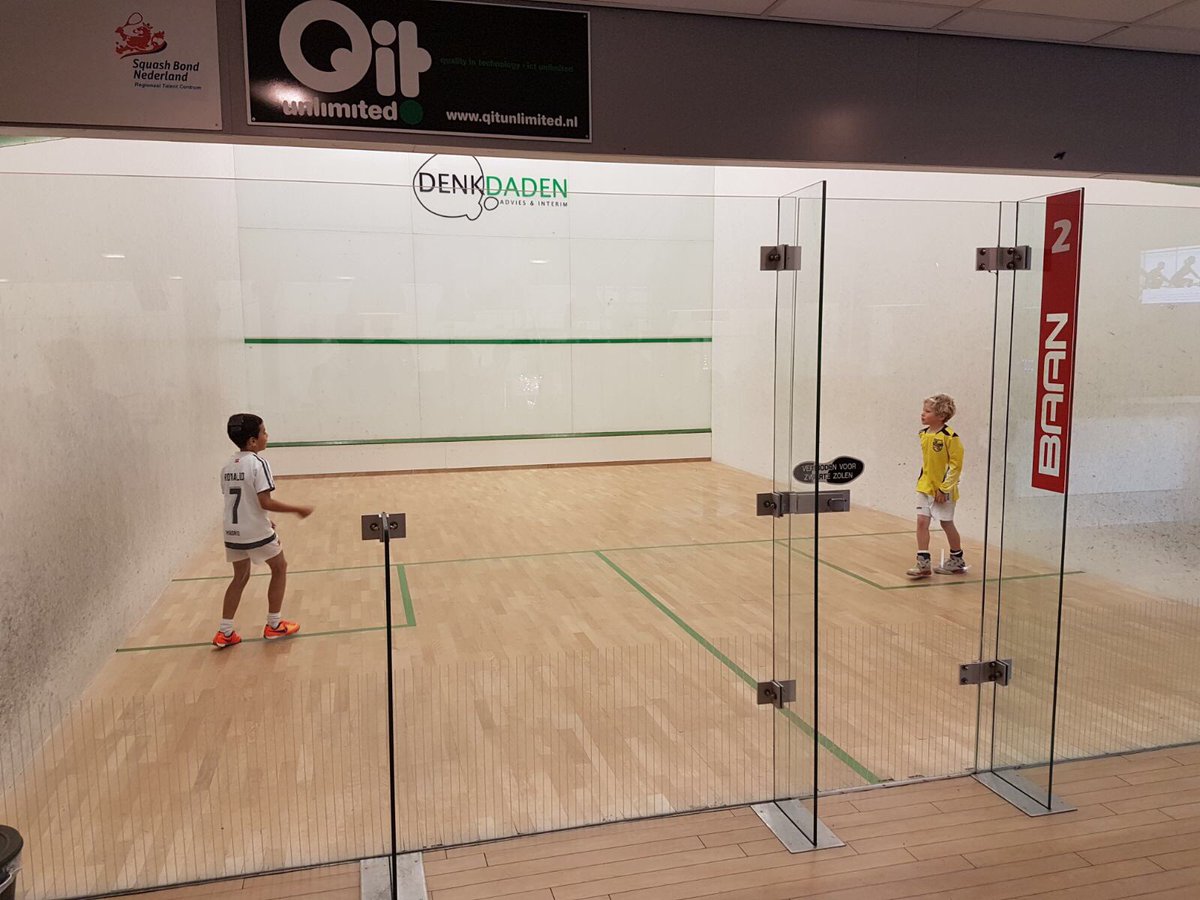 svzwollevoetbal's tweet photo. SV Zwolle JO11-2 dook vanmorgen de zaal in. Niet om te zaalvoetballen, maar voor een potje Voetbalsquash bij @Squashzwolle. https://t.co/aDKSvVvkrP