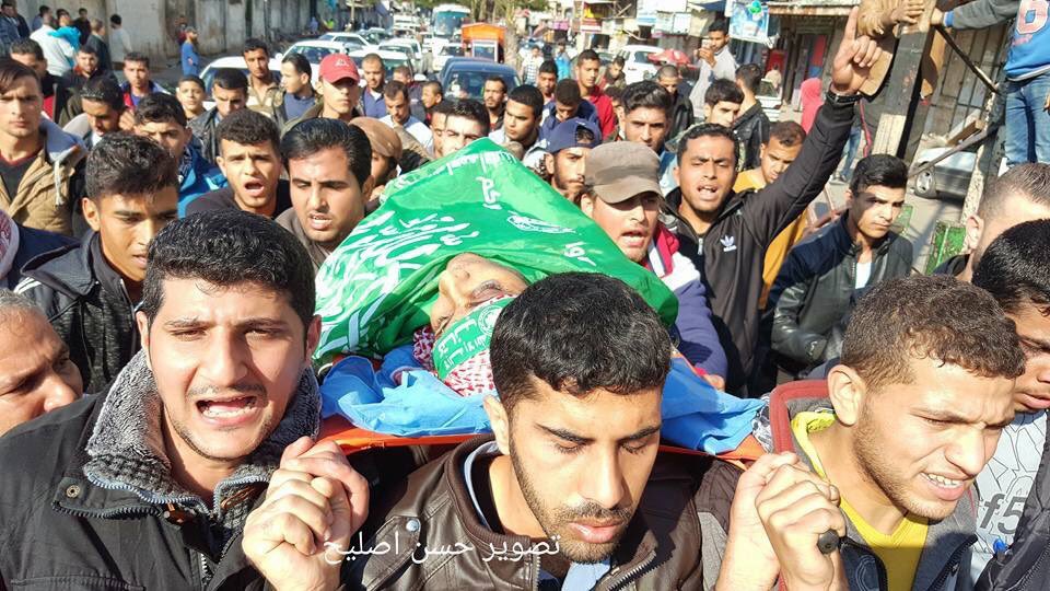 PalestineSocial's tweet photo. جابوا الشهيد .. جابوه،
جابوا العريس .. جابوه،
بعلم الثورة .. لفّوه،
يا فرحة إمه وأبوه ⁦❤️⁩
الشهداء إبراهيم ابو ثريا (غزة)، باسل إبراهيم (عناتا، القدس)، محمد عقل (بيت اولا، الخليل)، ياسر سكر (غزة)، الى مثواهم الأخير.
#فلسطين 
#انتفاضة_العاصمة
#القدس_عاصمتنا
#القدس_عاصمة_فلسطين https://t.co/OLcnJldaVb