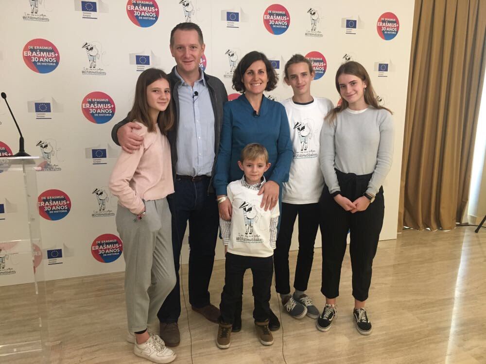 ComissioEuropea's tweet photo. #Erasmusbabies ❤️❤️❤️🇪🇺🇪🇺🇪🇺: marxar d’Erasmus, enamorar-se, tenir fills. Nens pels quals “casa” és Europa. Avui n’hi ha 30 de renuits a Madrid! #erasmus #Erasmus30 @UEmadrid https://t.co/j2lHqYGLgc