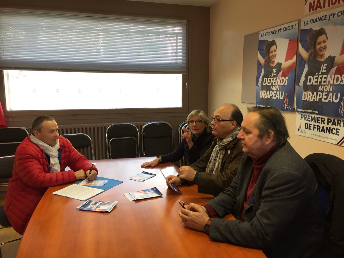 PeanVeronique's tweet photo. #touchepasamondrapeau #Tours @FBTouraine @TVTOURS @37degresmag @olcollet @FN_officiel Conférence de presse avec les élus du #Fn37 pour affirmer notre attachement au drapeau https://t.co/AbC9PMfRMC