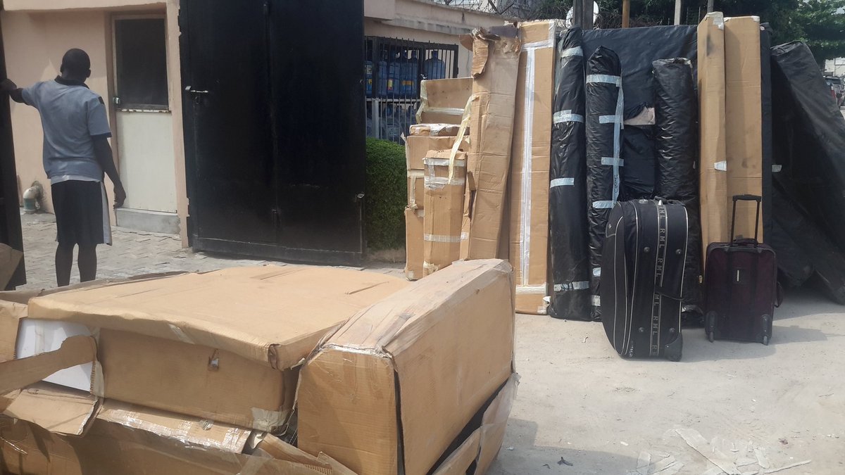 BandiNetworks's tweet photo. Get TV,  TV stand, cooker and fridge at an affordable rate. Everything must go. Kindly help RT sir @Drjoeabah @Gidi_Traffic https://t.co/FDH8wqkE9q