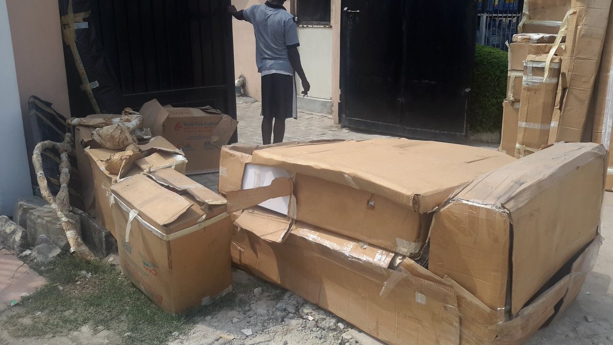 BandiNetworks's tweet photo. Get TV, TV stand, cooker, beds, mattresses and sofas 50% off @TrafficChiefNG #lekki @Gidi_Traffic  Pls help RT https://t.co/NqguDR4a0y