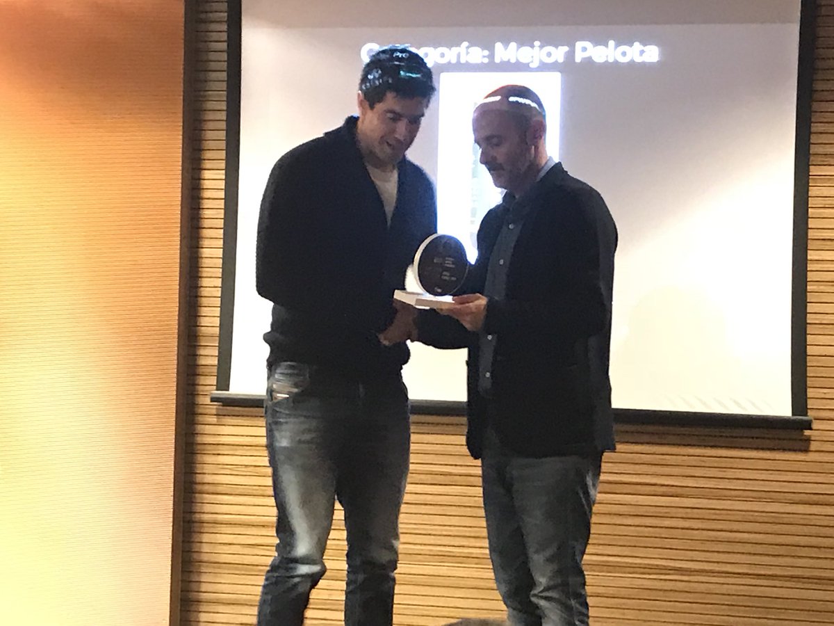 padel20's tweet photo. #WPTMasterFinal | 🎾 #Pádel
@HEAD_PADEL consigue el Premio de Mejor Bola 2017 con su #HEADPadelPro en los #PWPA2017 los premios de @PadelSpain
Recoge Mauri Andrini https://t.co/jQlFfHIy7Y
