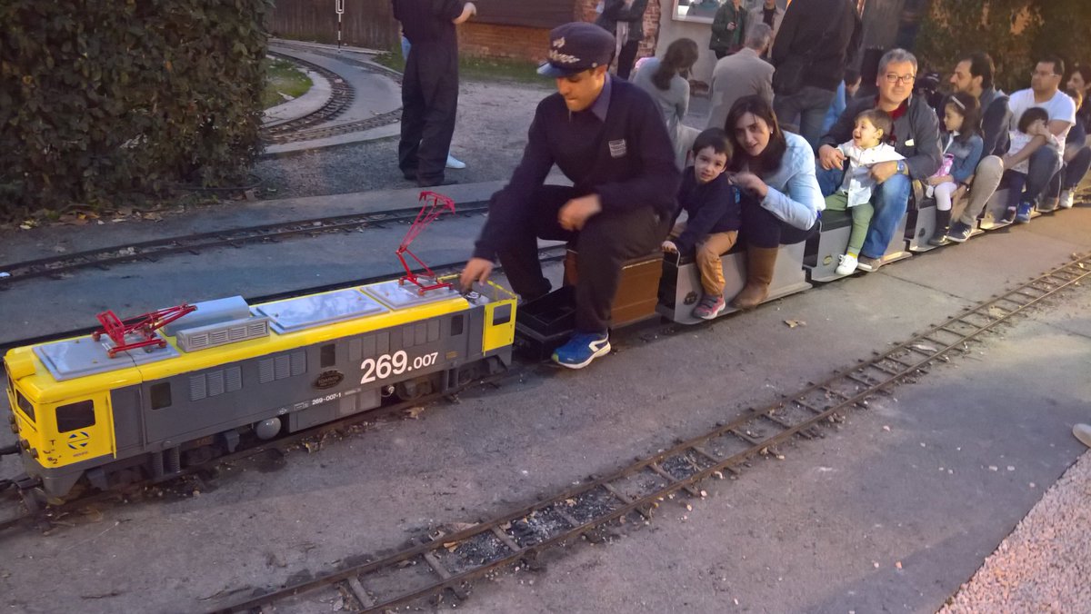 Hasta las 14:30 puedes disfrutar de un entretenidísimo paseo en el ferrocarril de las Delicias 😀😀