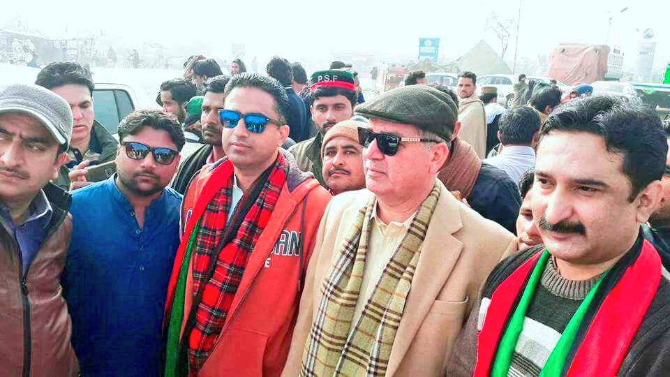 mukhtiarmiranii's tweet photo. Yestrdy 15Dec Whn we r goin to #MultanJalsa of Chairman PPP @BBhuttoZardari under Leading With  Hounrble #PresidentPPP Distt Kashmore Mir @gmjakhrani &amp; #GernalSectryPPP Distt Kashmore Mir @AltafAhmedKhos2 who Truely genion hard worker  #JiyalaOfPPPKashmore  Jeay Bhutto Jeay PPP. https://t.co/ybslX6v5QC